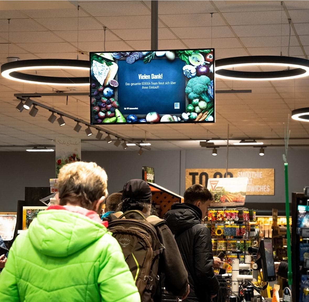 Digitale POS-Werbefläche in einem Supermarkt in München